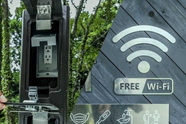 Free Wi-Fi / 電源